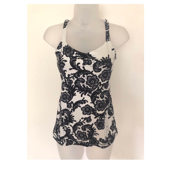 EUC! LULULEMON BLACK & WHITE FLORAL CRISS CROSS - Picture 1 of 5